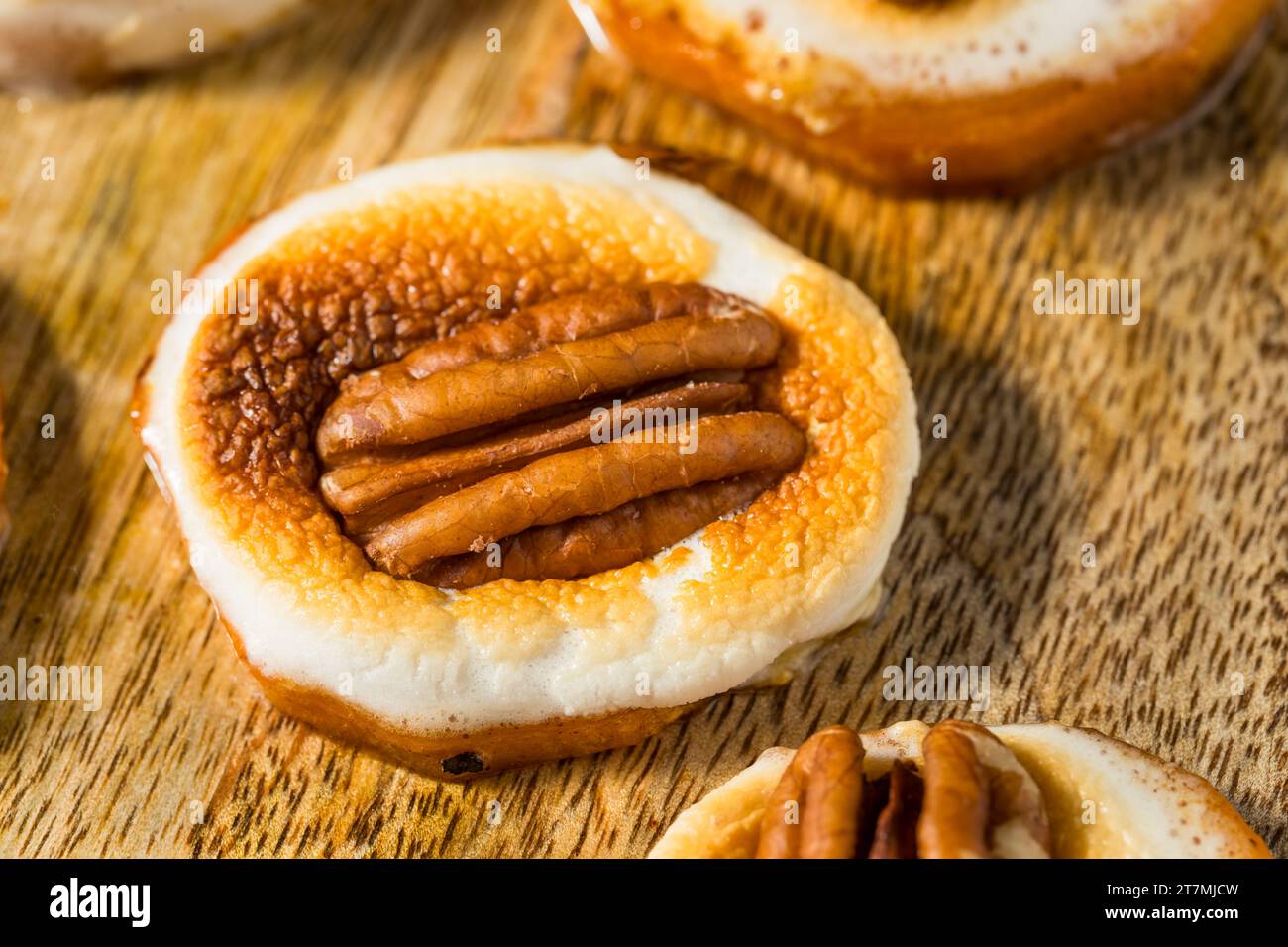 Hausgemachte Süßkartoffeln mit Marshmallows und Pekannüssen für Thanksgiving Stockfoto