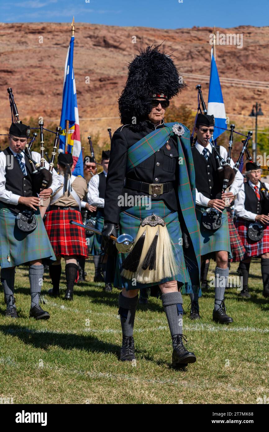 Ein Schlagzeug-Major an der Spitze einer schottischen Pfeifenband beim Scottish Festival Scots on the Rocks in Moab, Utah. Stockfoto