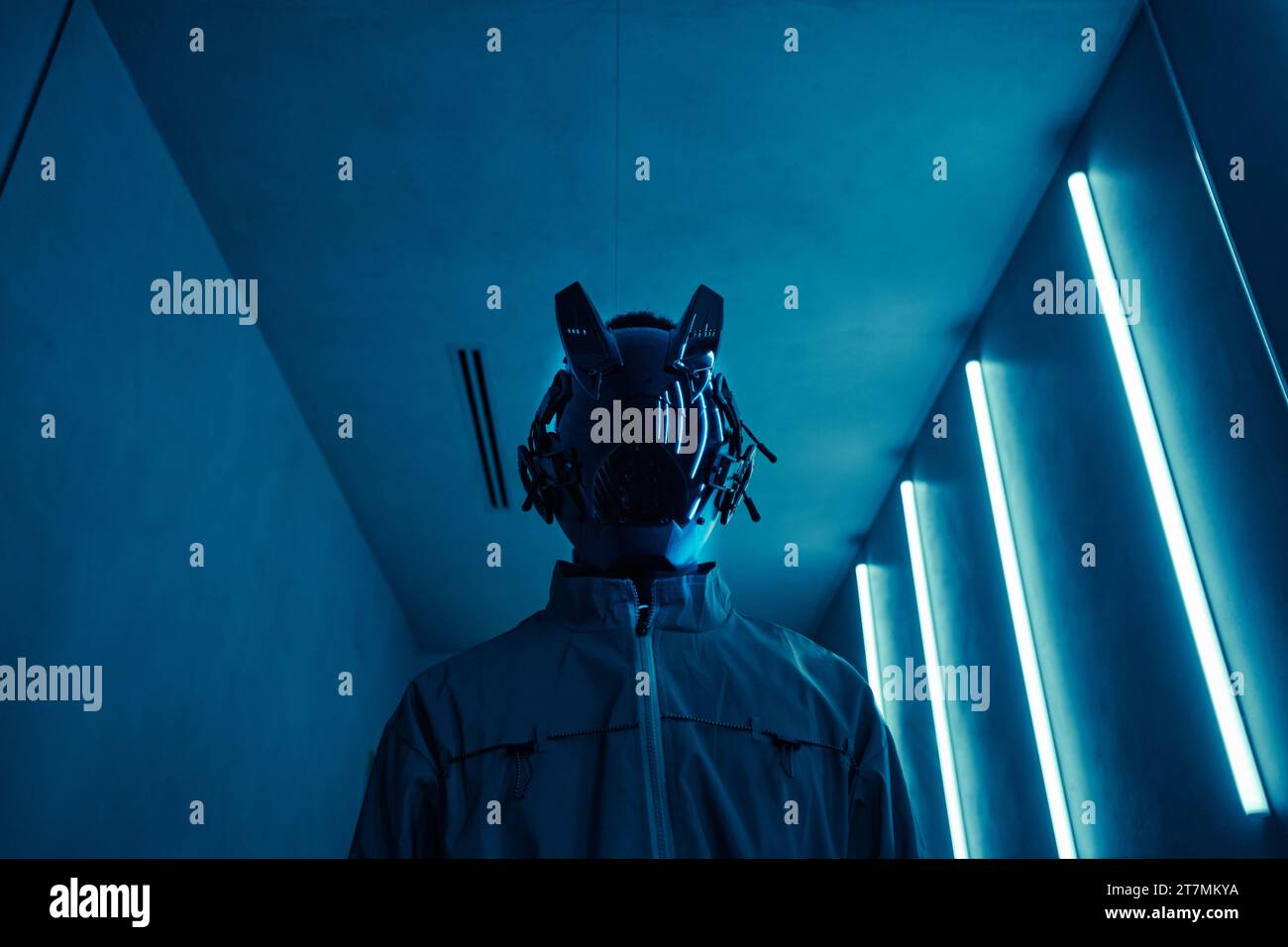 Porträt einer Person mit Cyberpunk-Robotermaske in blauem Neonlicht, Kopierraum Stockfoto