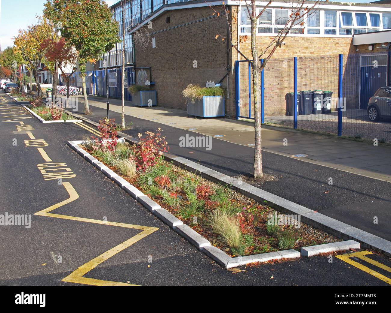 Flutgärten in der Brooke Street, Walthamstow, London, Großbritannien. Ein nachhaltiges städtisches Entwässerungssystem (SUDS) zur Aufnahme von Abwasser bei starkem Regen. Stockfoto