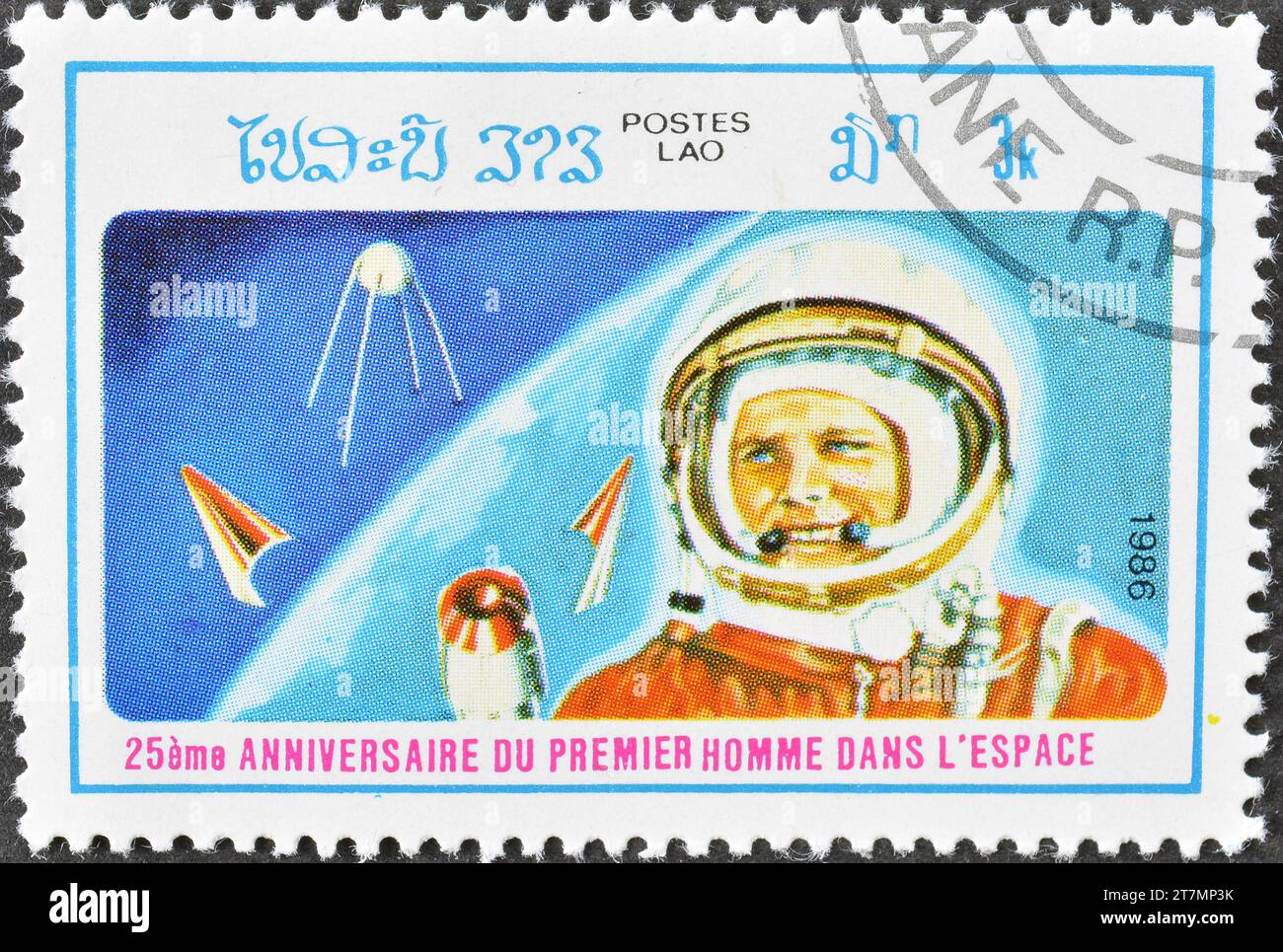 Gestempelte Briefmarke von Laos, die Yuri Gagarin, Sputnik 1, um 1986 zeigt. Stockfoto