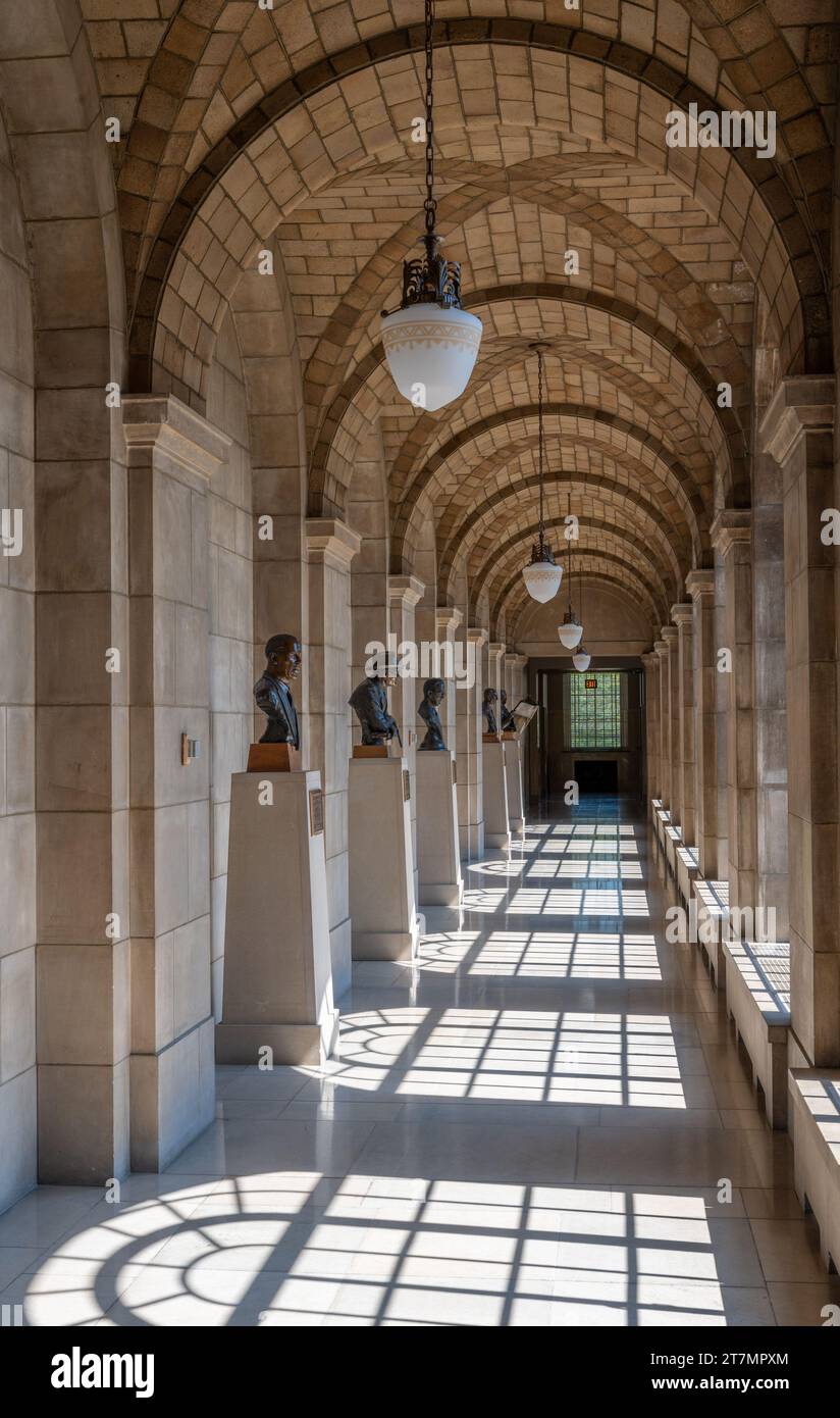 Flur mit Skulpturen prominenter Persönlichkeiten aus Nebraskas Geschichte im Nebraska State Capitol in Lincoln Stockfoto