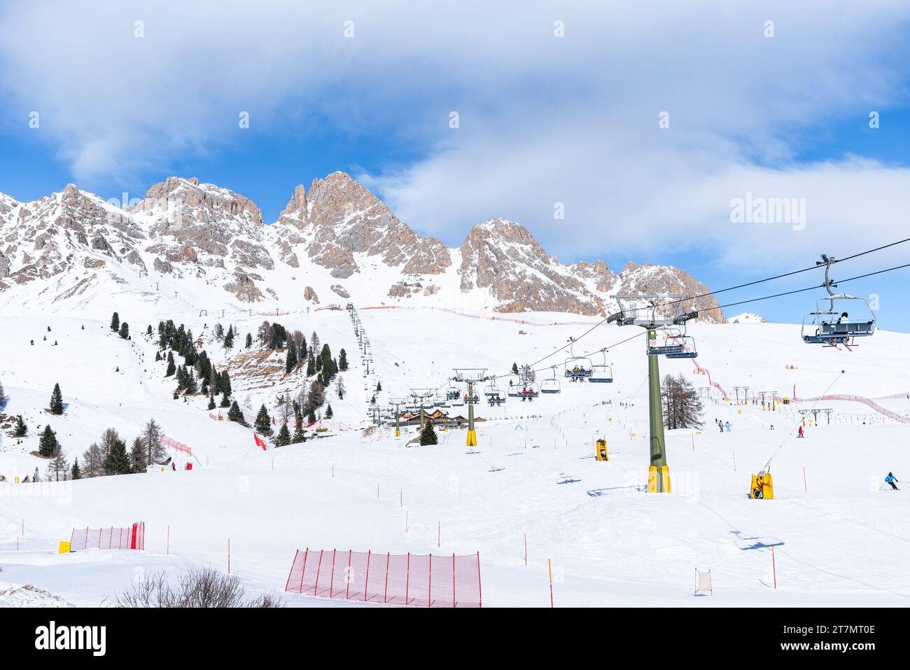 Hochgebirgsskigebiet in den Alpen an einem sonnigen Wintertag Stockfoto