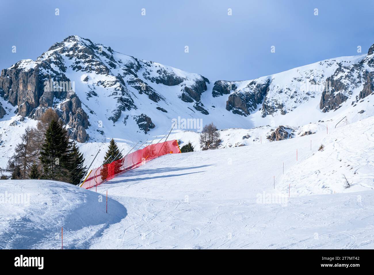 Einsame Skipiste in den Alpen an einem sonnigen Wintertag Stockfoto