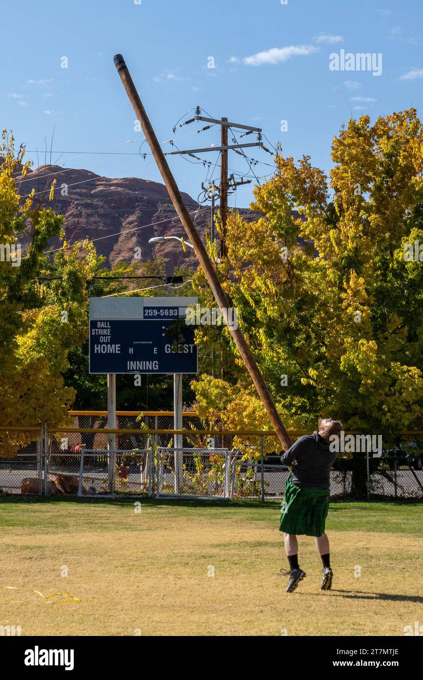 Bei den Highland-Spielen beim Moab Celtic Festival, Scots on the Rocks, in Moab, Utah, wirft ein Wettbewerber in einem Kilt den Kaber. Stockfoto