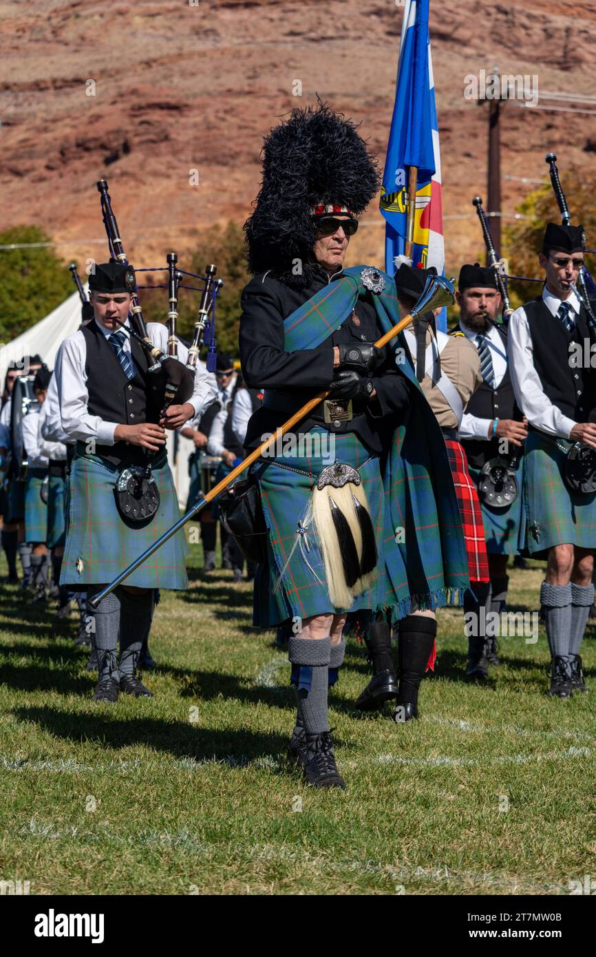 Ein Schlagzeug-Major an der Spitze einer schottischen Pfeifenband beim Scottish Festival Scots on the Rocks in Moab, Utah. Stockfoto