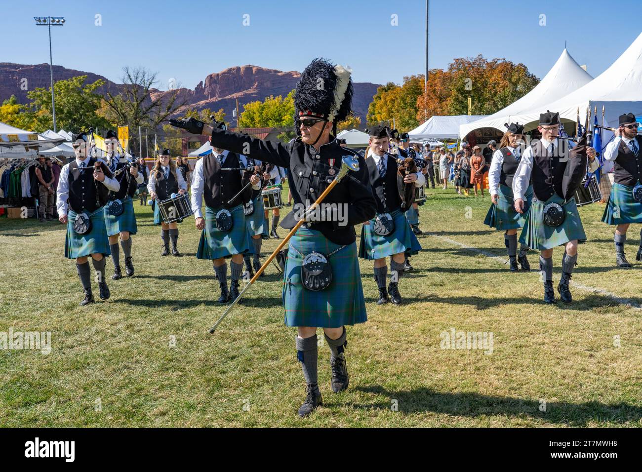 Ein Schlagzeug-Major an der Spitze einer schottischen Pfeifenband beim Scottish Festival Scots on the Rocks in Moab, Utah. Stockfoto