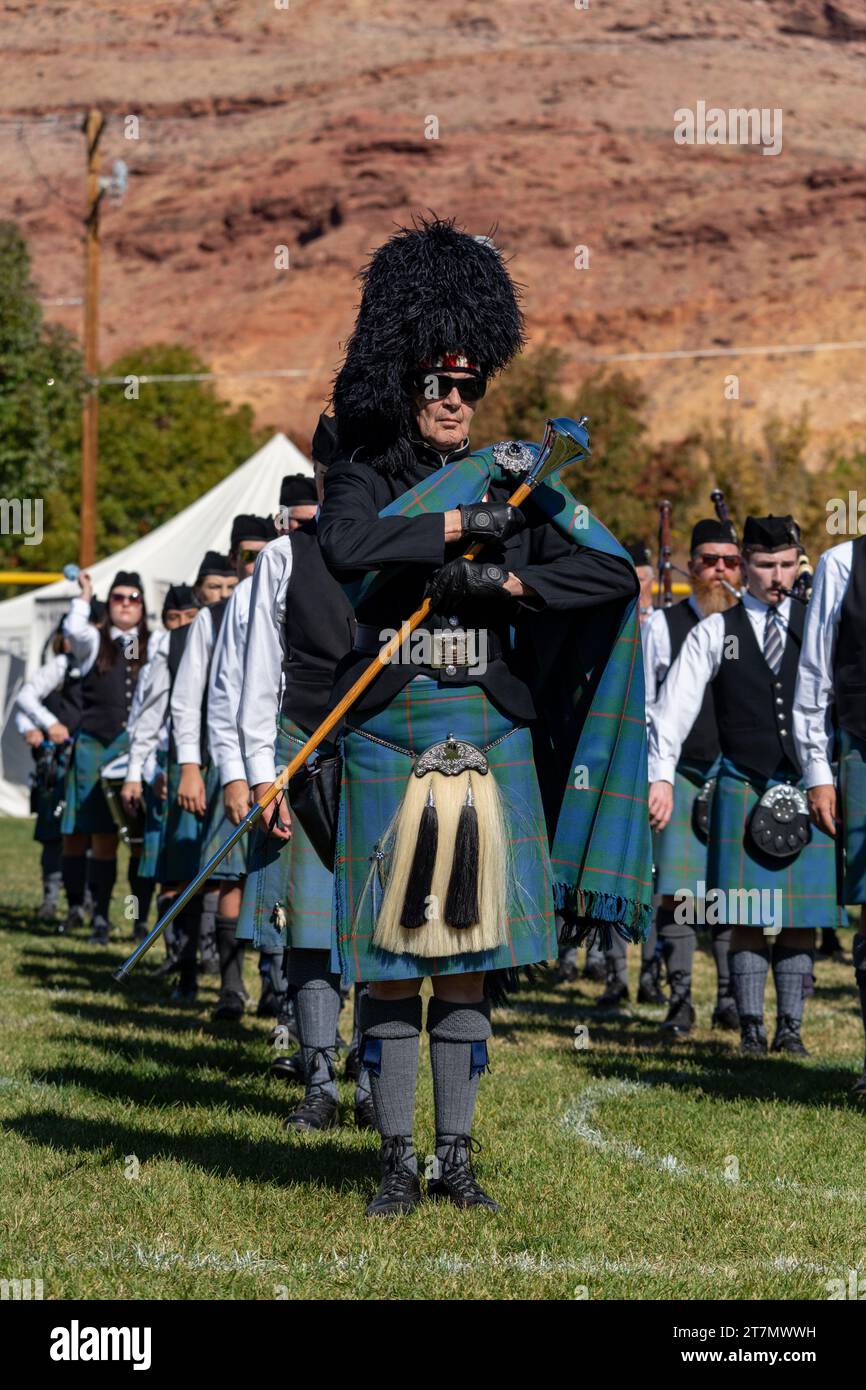 Ein Schlagzeug-Major an der Spitze einer schottischen Pfeifenband beim Scottish Festival Scots on the Rocks in Moab, Utah. Stockfoto