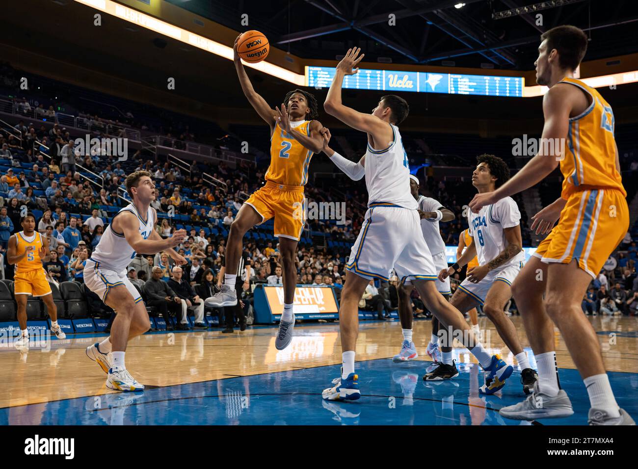 LIU Sharks Guard Eric Acker (2) schießt während eines NCAA Männer Basketballspiels am Mittwoch, den 15. November 2023, über das Zentrum von UCLA Bruins Aday Mara (15) Stockfoto