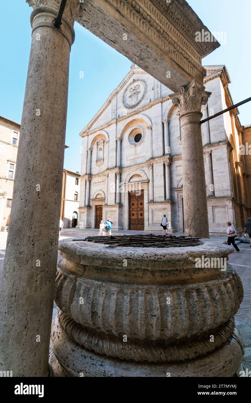 Pienza, Italien - Ein Brunnen der Hunde auf dem Piazza Pio II Hauptplatz im mittelalterlichen Dorf Pienza, verwandelt in das ideale Dorf Stockfoto