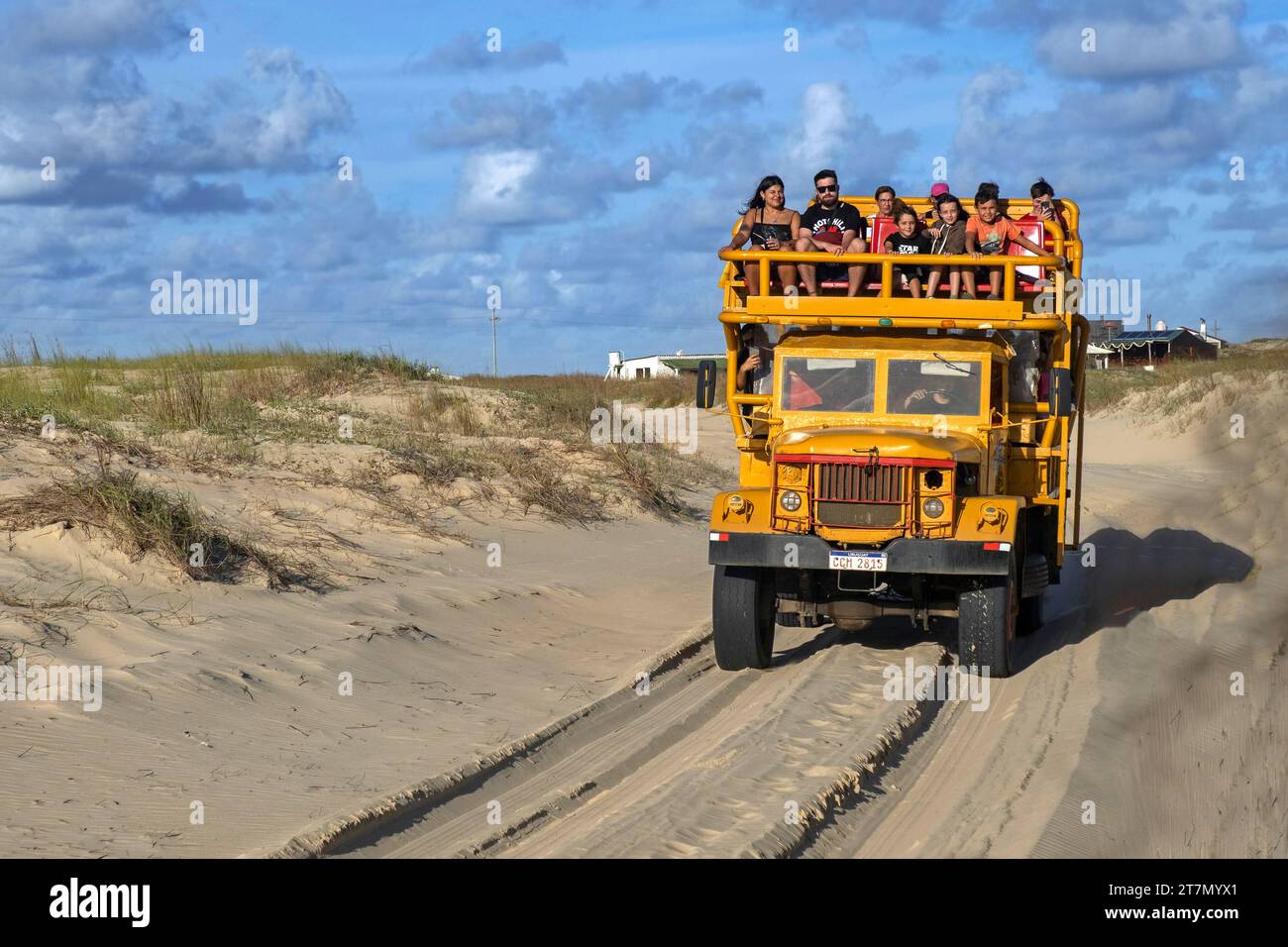 Gelber Geländewagen, der Touristen zu den Sanddünen und zum Strand des Cabo Polonio Nationalparks, Rocha Departement, Uruguay, Südamerika transportiert Stockfoto
