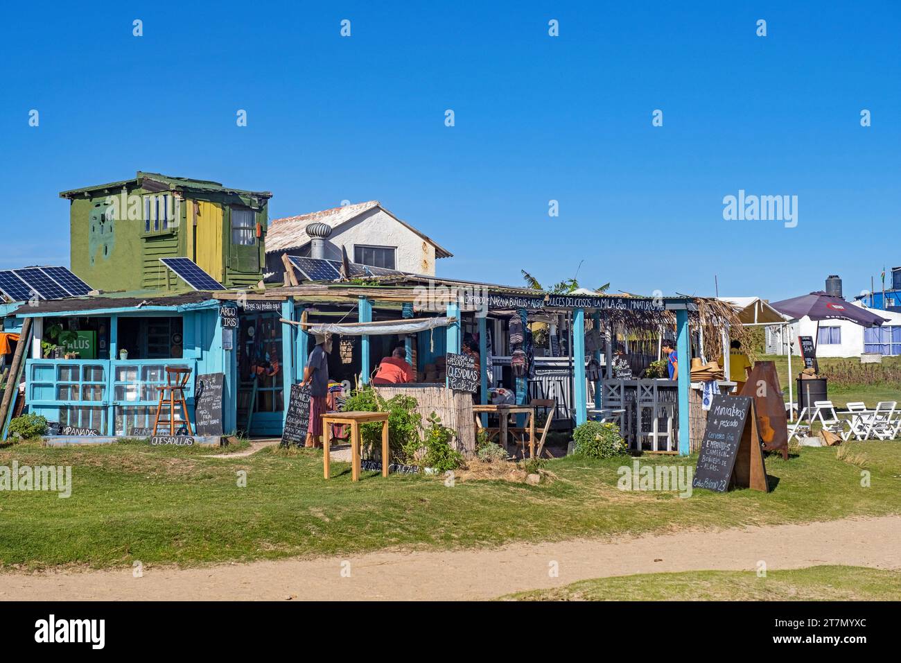 Schäbig aussehendes kleines Restaurant im Dorf Cabo Polonio an der Atlantikküste, Rocha Department, Uruguay, Südamerika Stockfoto