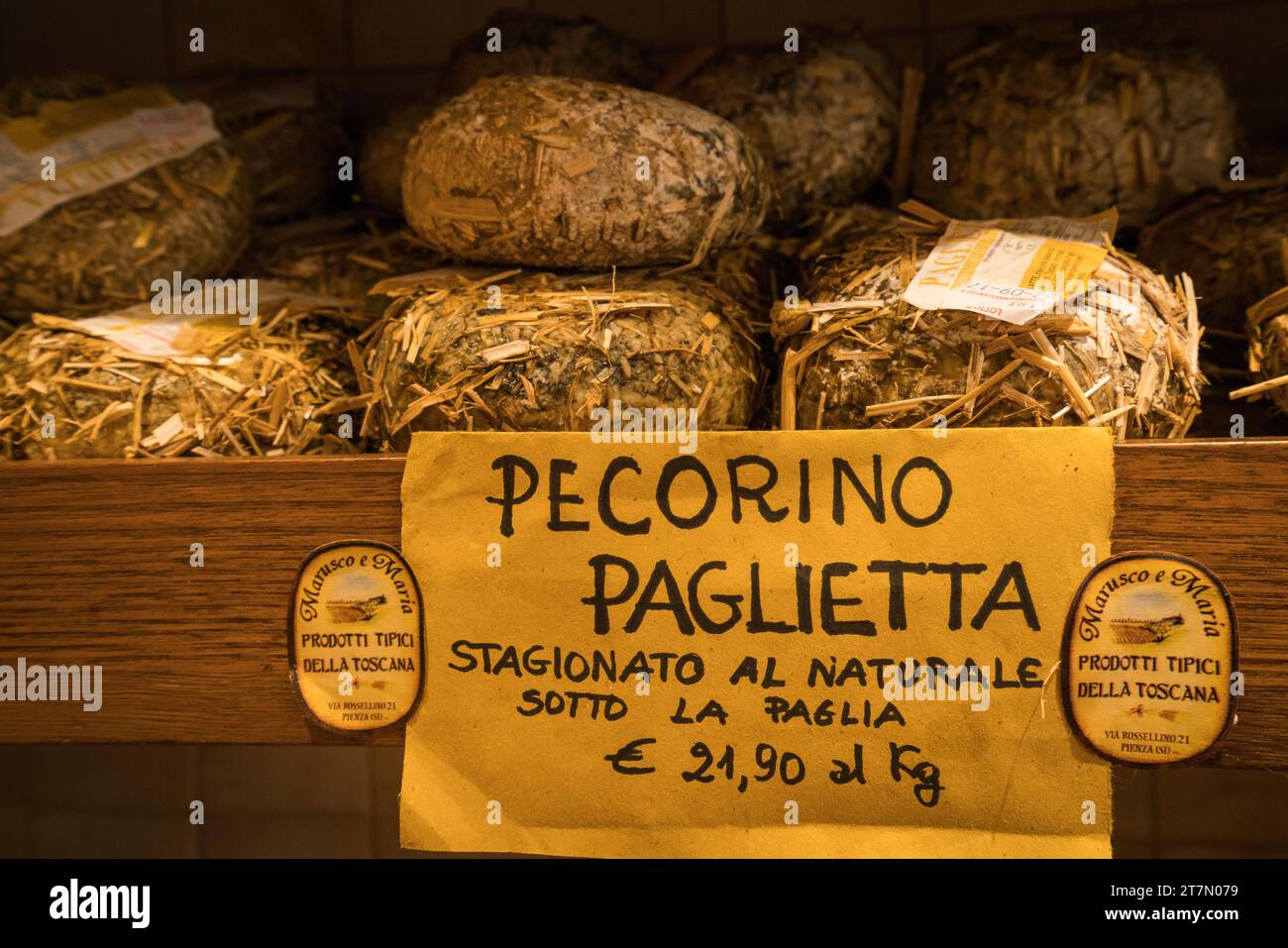 Pienza, Italien - 22. Juni 2017: Pecorino Schafskäse im Alter von 10-20 Tagen zum Verkauf in einem Geschäft in der mittelalterlichen Vlilage von Pienza, Toskana Stockfoto