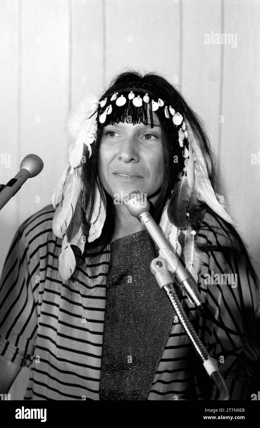 **DATEIFOTO** Buffy Sainte-Maries indigene Wurzeln in Frage. Buffy Sainte-Marie Circa 1980 s Copyright: XRalphxDominguez/MediaPunchx Credit: Imago/Alamy Live News Stockfoto