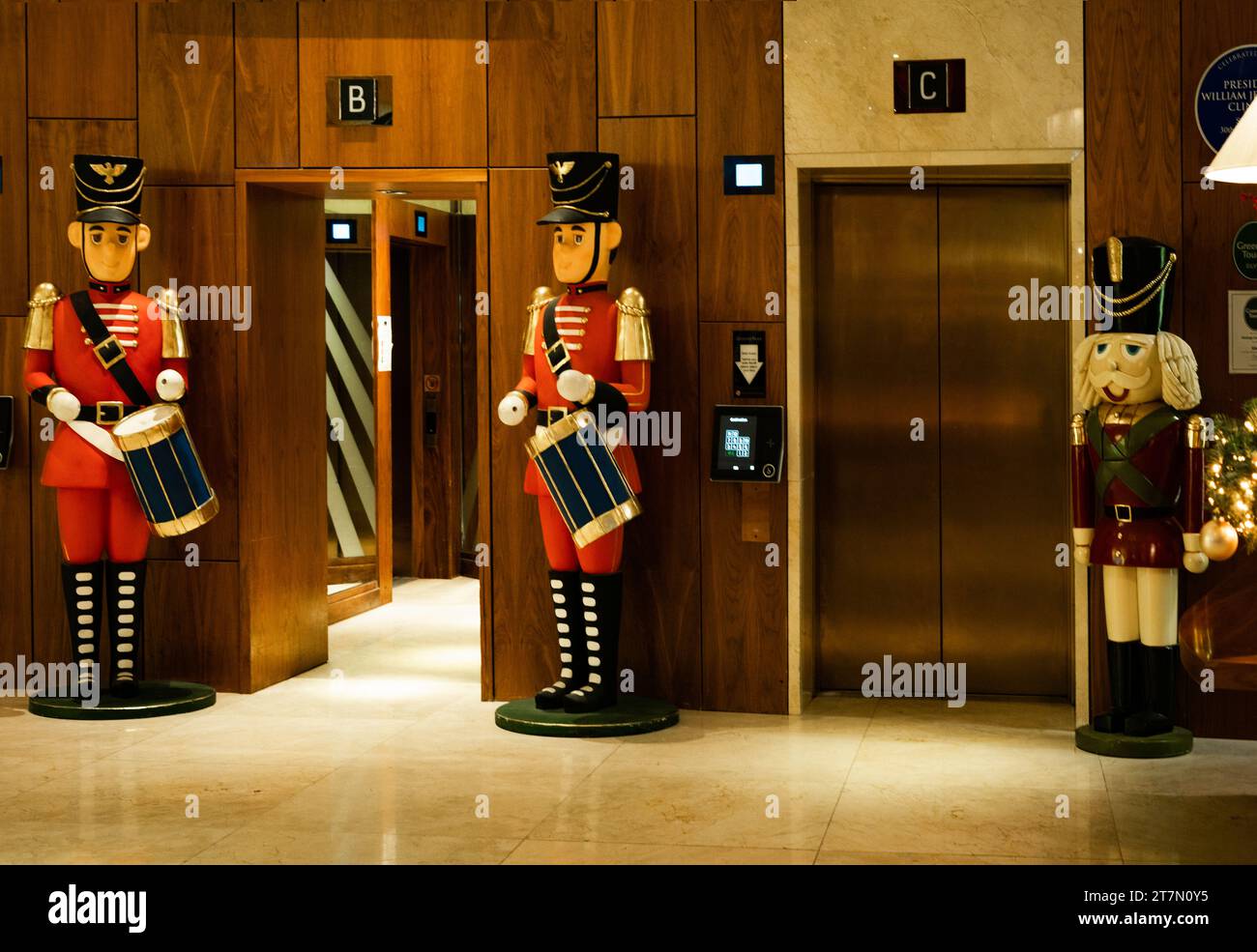 Belfast, Nordirland, Großbritannien - 12. Dezember 2022: Lobby des Europa Hotel, das am meisten bombardierte Hotel der Welt, mit riesigen Nussknacker an Aufzügen Dura Stockfoto