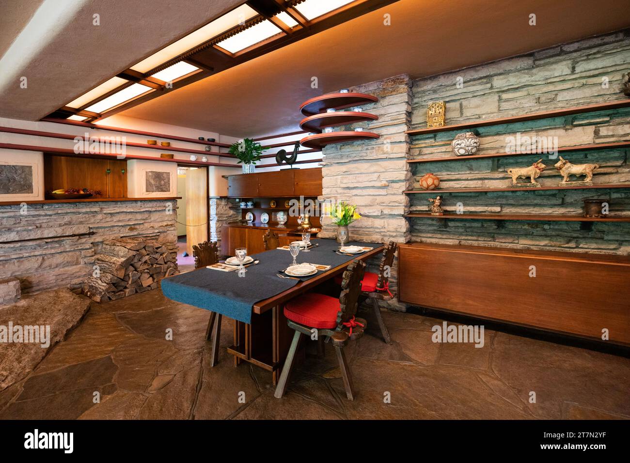 Falling Water hat Frank Lloyd Wright ein Meisterwerk für den ländlichen Wald in Laurel Highlands, Farmington, Pennsylvania, USA entworfen Stockfoto