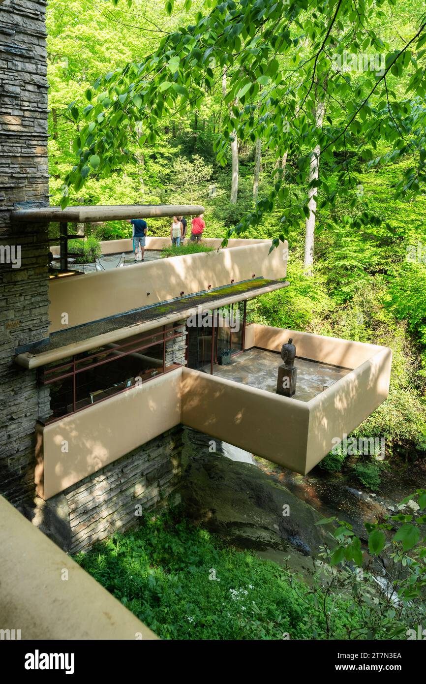Falling Water hat Frank Lloyd Wright ein Meisterwerk für den ländlichen Wald in Laurel Highlands, Farmington, Pennsylvania, USA entworfen Stockfoto