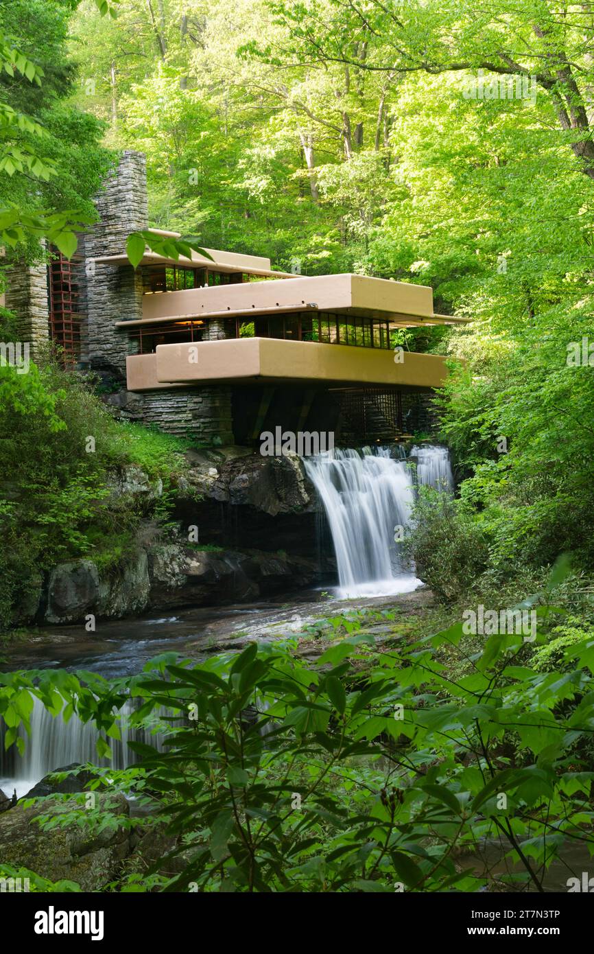 Falling Water hat Frank Lloyd Wright ein Meisterwerk für den ländlichen Wald in Laurel Highlands, Farmington, Pennsylvania, USA entworfen Stockfoto