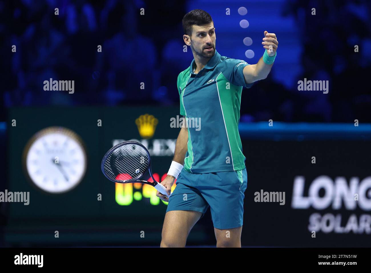 Turin, Italien. November 2023. Novak Djokovic aus Serbien gibt beim Round Robin Singles Spiel zwischen Novak Djokovic aus Serbien und Hubert Hurkacz aus Polen am fünften Tag des Nitto ATP World Tour Finals Gesten. Quelle: Marco Canoniero/Alamy Live News Stockfoto