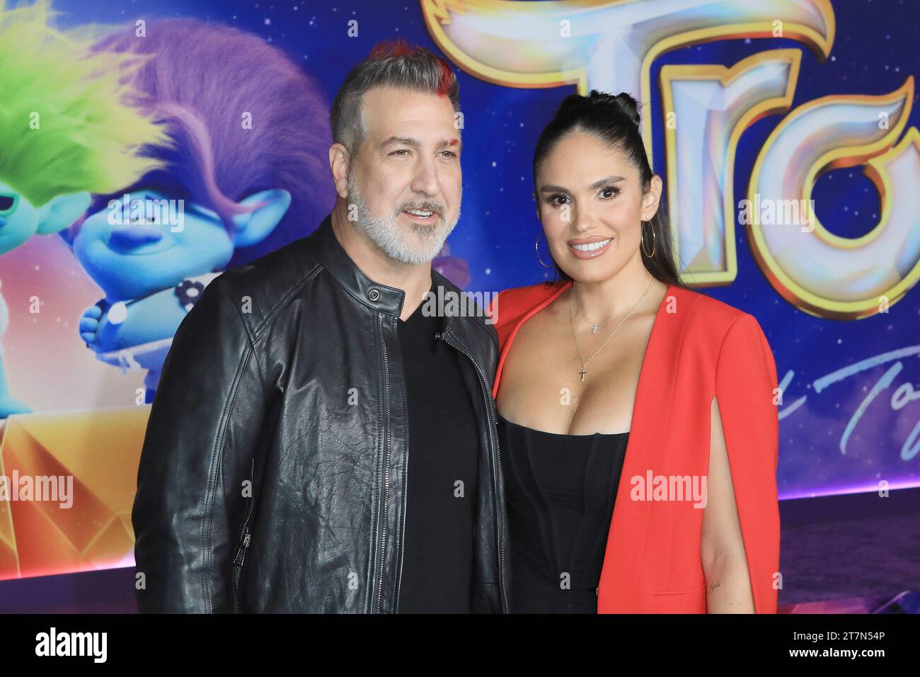 15. November 2023, Los Angeles, Kalifornien, USA: LOS ANGELES - 15. November 2023: Joey Fatone, Izabel Araujo bei der Sondervorführung von Universal Pictures Trolls: Band Together im TCL Chinese Theatre IMAX (Credit Image: © Nina Prommer/ZUMA Press Wire) NUR REDAKTIONELLE VERWENDUNG! Nicht für kommerzielle ZWECKE! Stockfoto