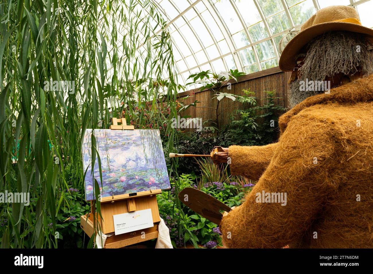 Pittsburgh, Pennsylvania, USA - Monet-Ausstellung im Phipps Botanical Garden mit Blumenfiguren, die die Szene in einem Monet-Gemälde darstellen. Stockfoto