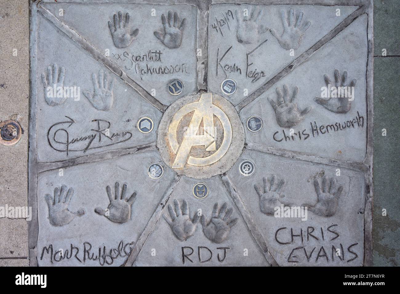 Los Angeles, Kalifornien - 8. Mai 2023: Hände und Fußabdrücke des Avengers-Teams auf dem Walk of Fame, Hollywood Boulevard, LA, Kalifornien Stockfoto
