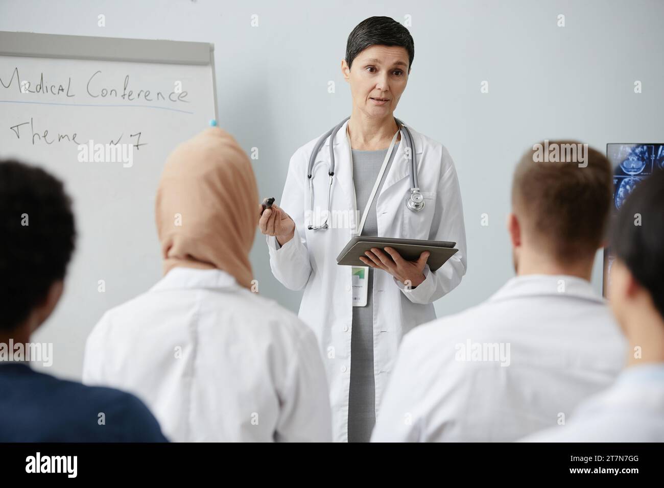 Taille hoch Porträt der Reifen Frau als Doktor, der Vortrag vor Publikum auf medizinischem Seminar, Kopierraum Stockfoto