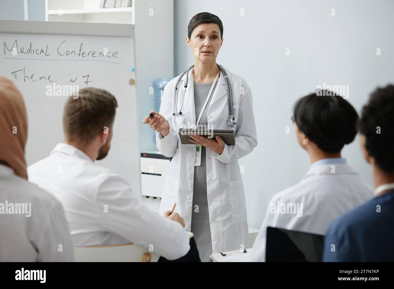 Porträt einer leitenden Ärztin, die dem Publikum auf einer medizinischen Konferenz präsentiert, Kopierraum Stockfoto