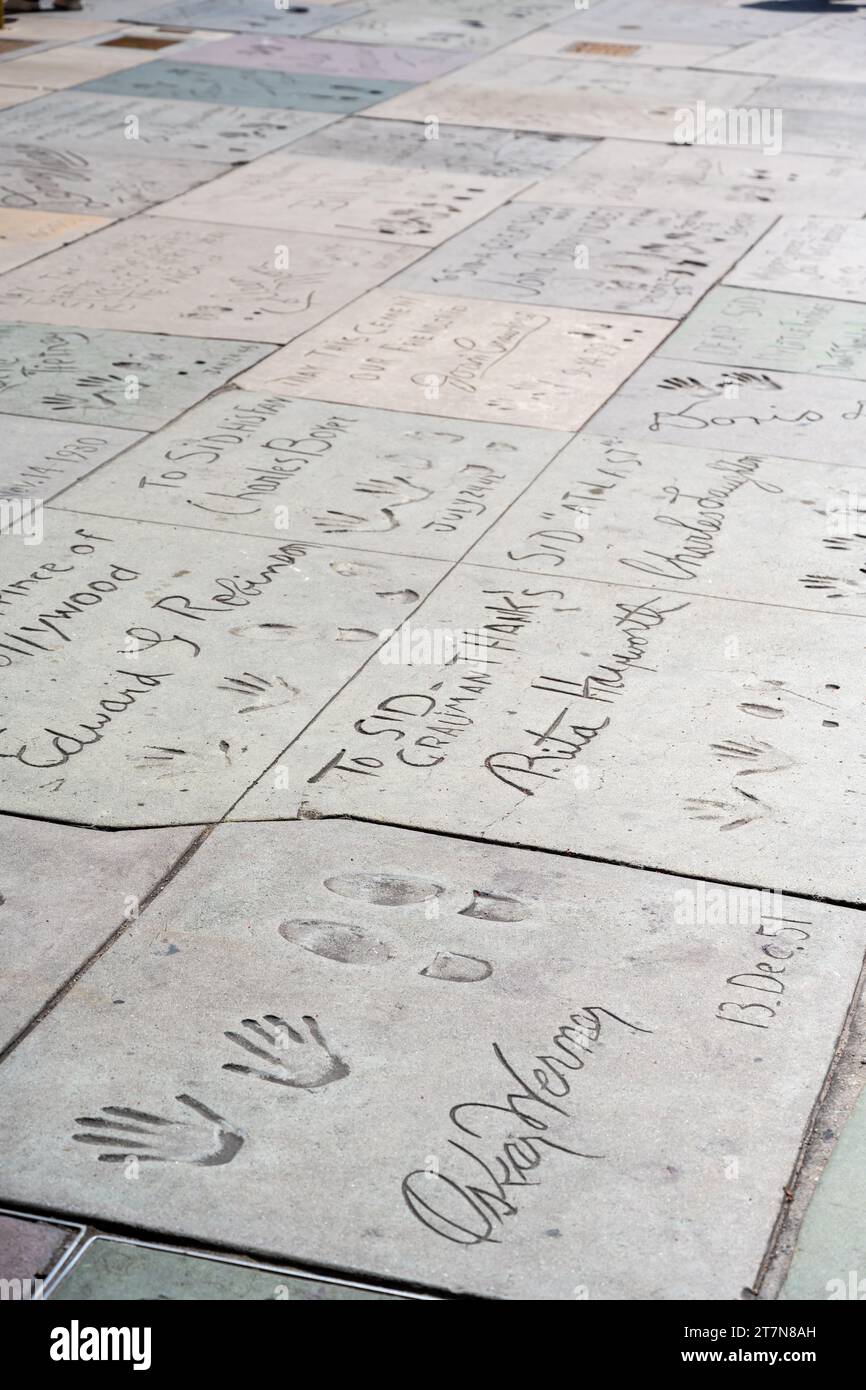 Los Angeles, Kalifornien - 08. Mai 2023: Hände und Fußabdrücke berühmter Menschen auf dem Walk of Fame, Hollywood Boulevard, LA, Kalifornien Stockfoto