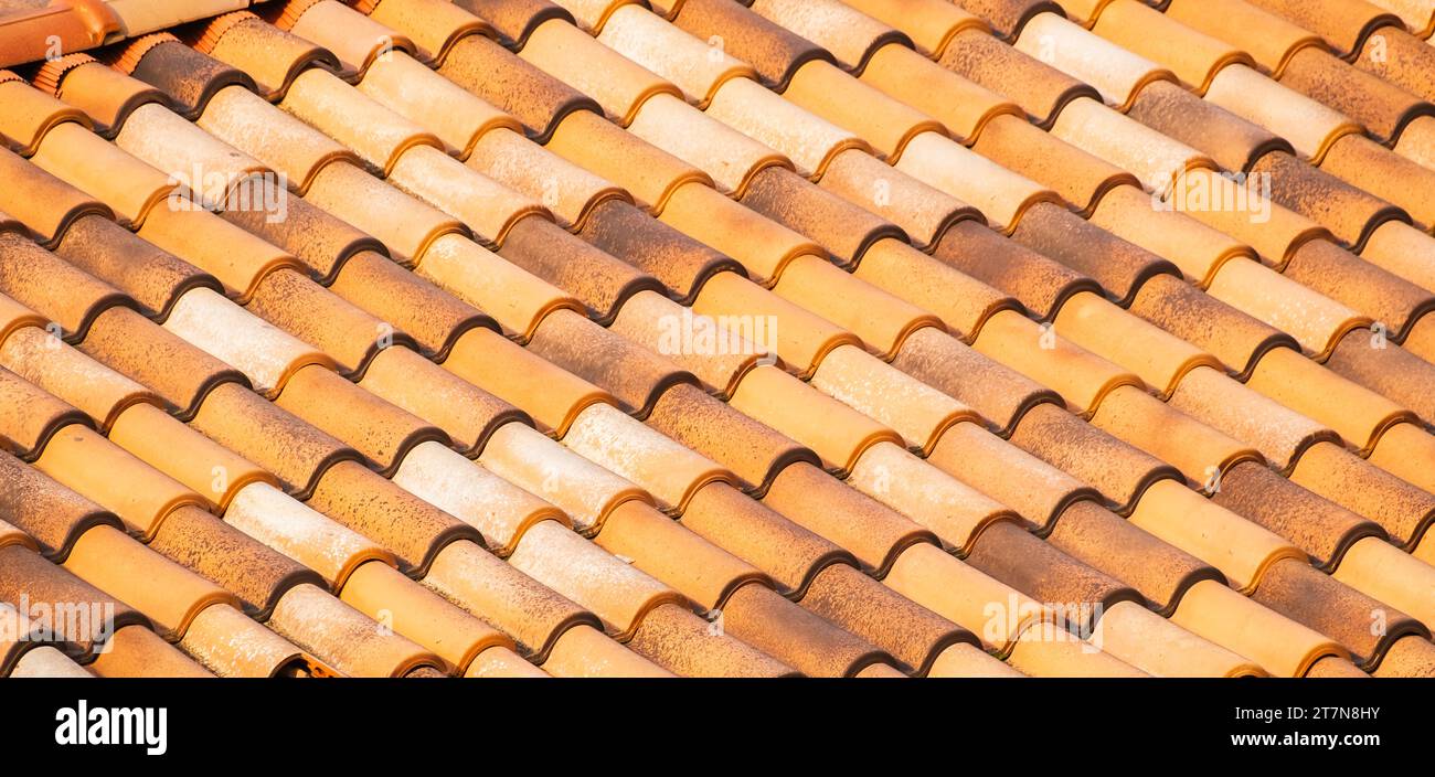 Spanische Fliesen für das Dach. Rote Dachziegel auf dem Haus als Hintergrundbild. Schindeln Dachziegel überlagern Muster und Textur Stockfoto