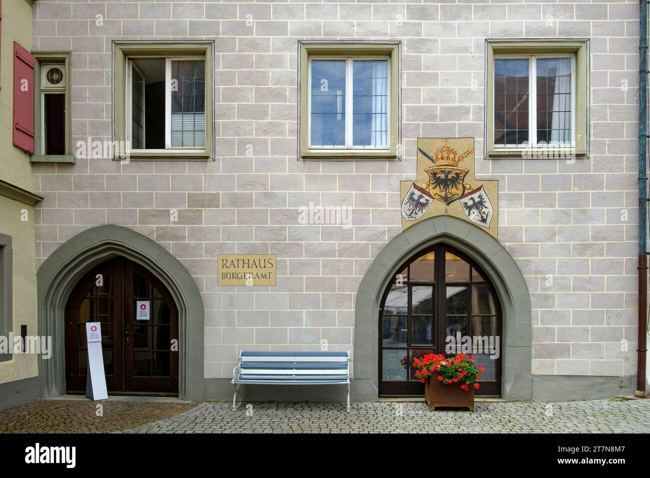 Gemeindeamt im historischen Rathaus am Marktplatz von Wangen im Allgäu, Oberschwaben, Baden-Württemberg. Stockfoto