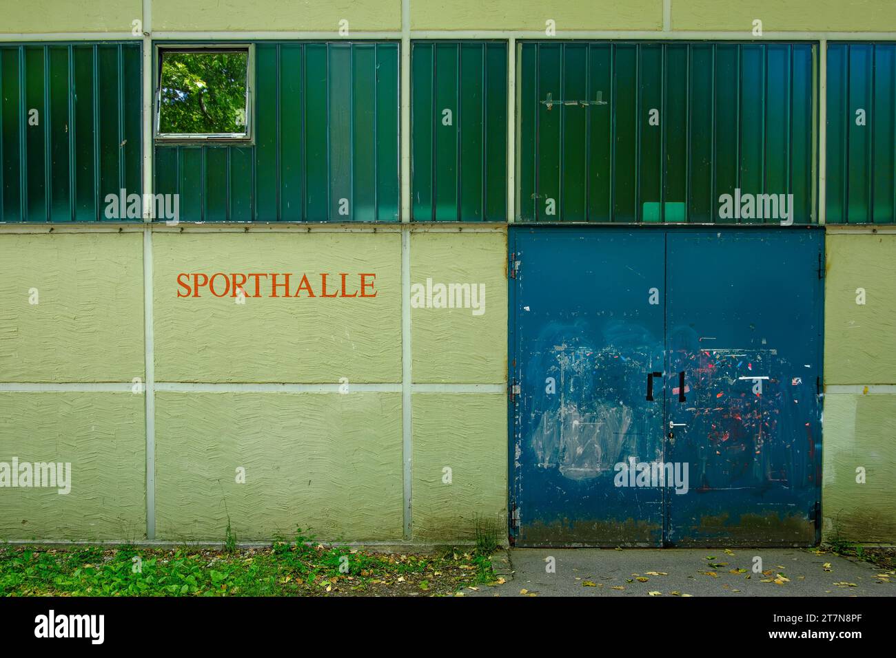 Symbolbild Sporthalle: Außenaufnahme eines Gebäudes mit der Aufschrift SPORTHALLE. Stockfoto