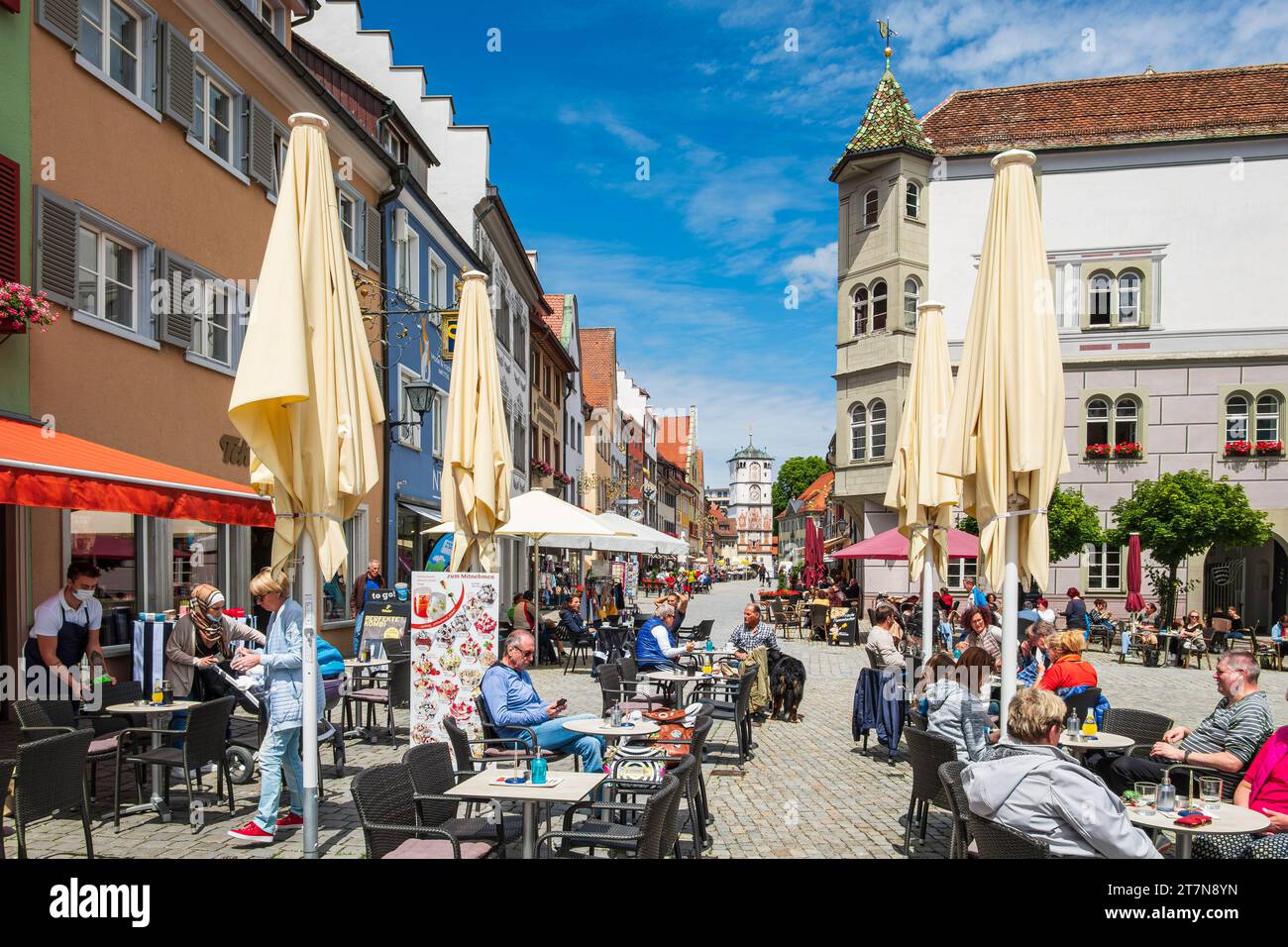Lebendige Straßenszene in der Herrenstraße in der Altstadt von Wangen im Allgäu, Oberschwaben, Baden-Württemberg, Deutschland, 8. Juni 2020. Stockfoto