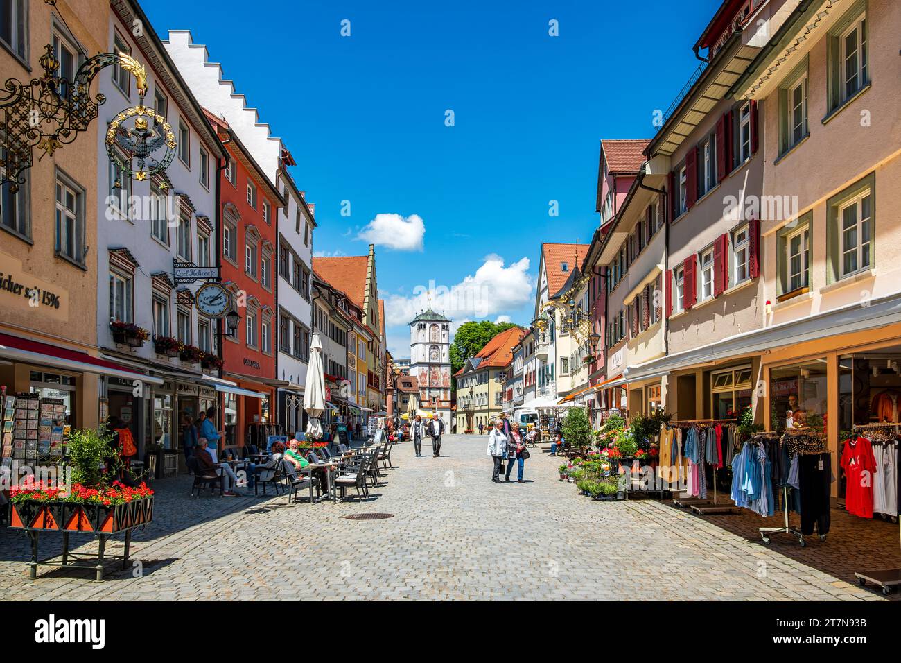 Lebendige Straßenszene in der Herrenstraße in der Altstadt von Wangen im Allgäu, Oberschwaben, Baden-Württemberg, Deutschland, 8. Juni 2020. Stockfoto