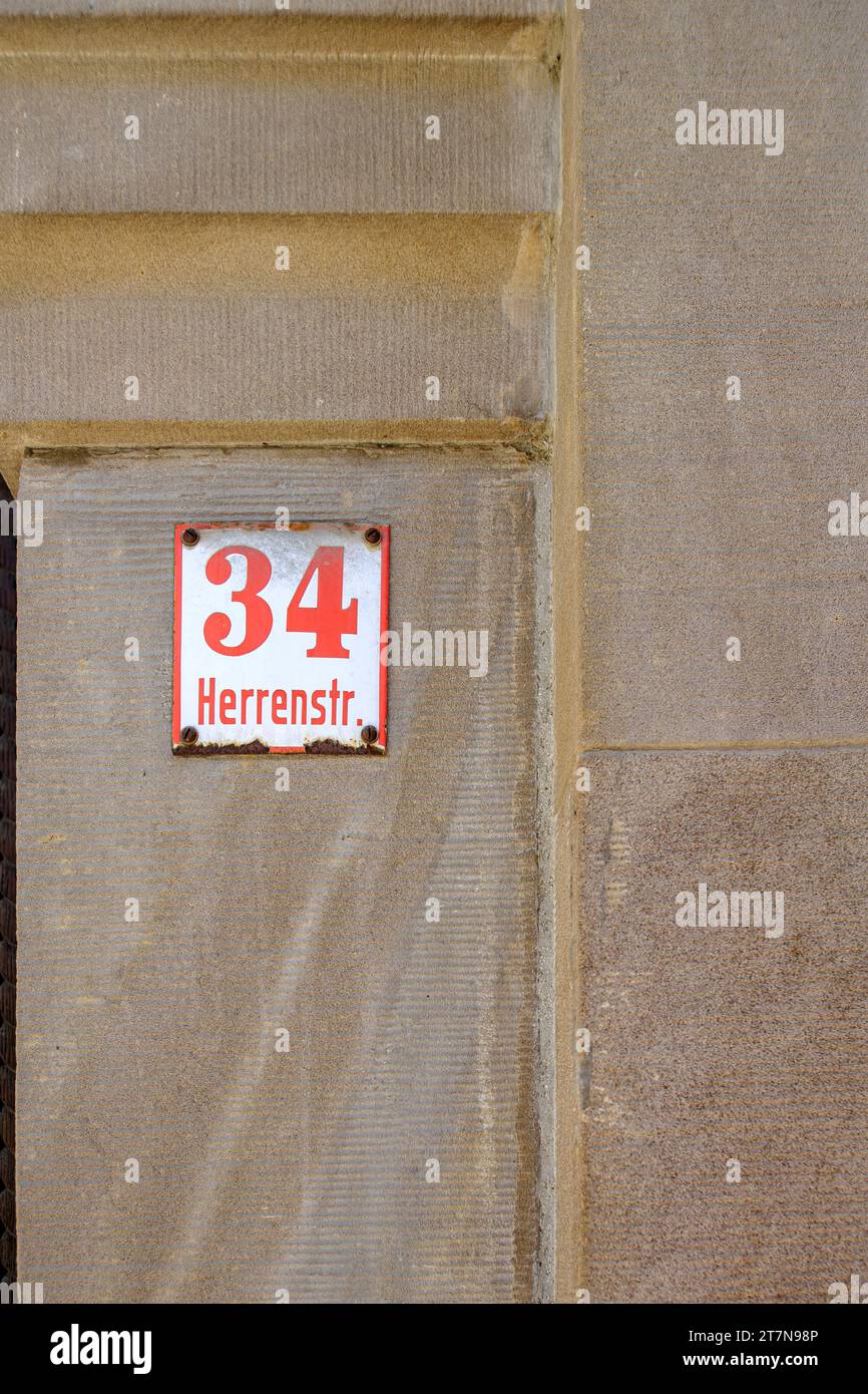 Herrenstraße Nr. 34, historisches Hausnummernschild in der Altstadt von Wangen im Allgäu, Baden-Württemberg, Deutschland. Stockfoto