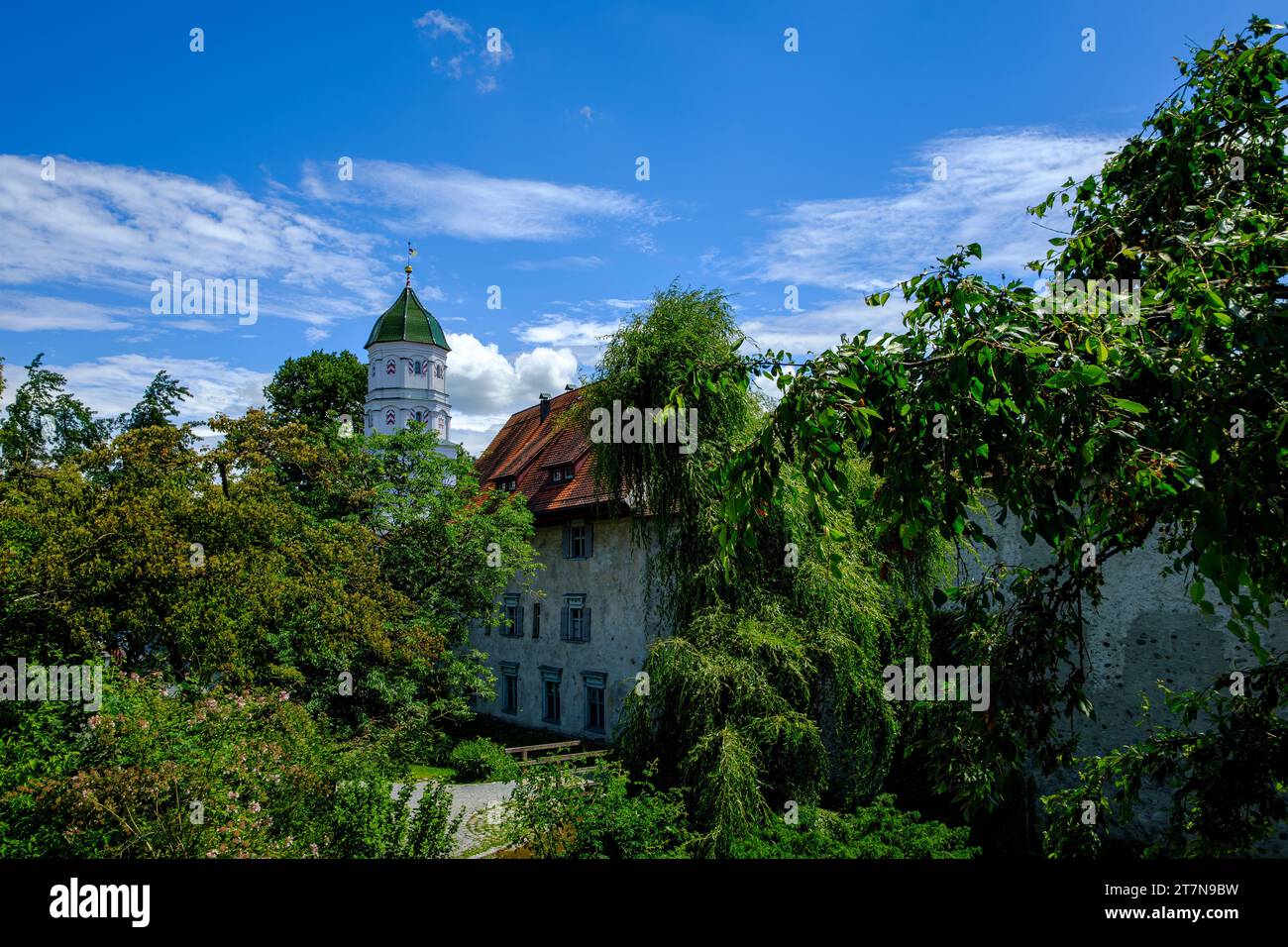 Der Pulverturm, ein erhaltener Turm aus der Zeit um 1400 in der mittelalterlichen Stadtmauer der Altstadt von Wangen im Allgäu, Oberschwaben, Deutschland. Stockfoto
