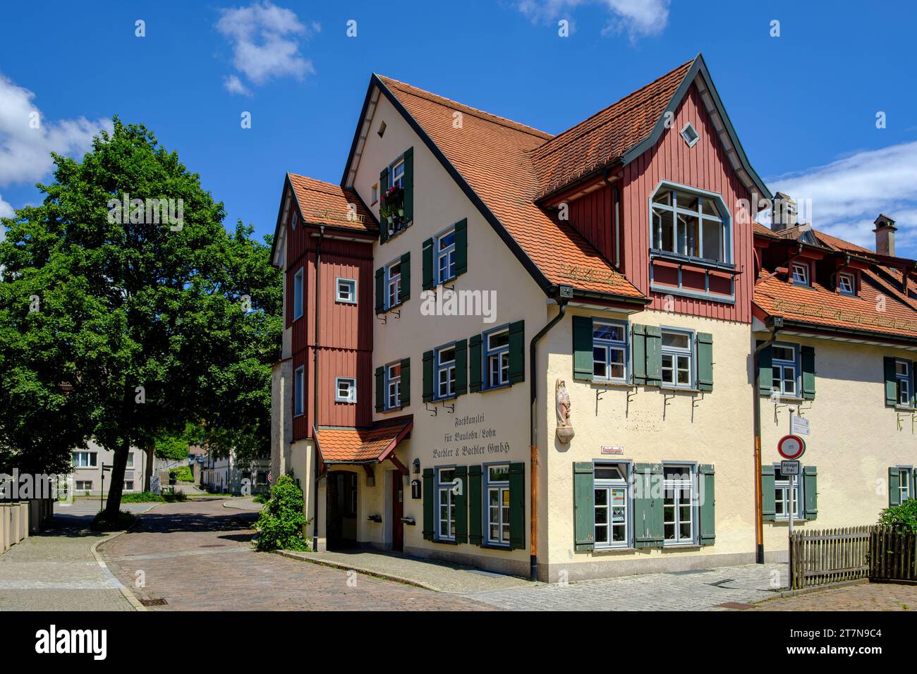 Historisches Wohn- und Bürogebäude in der Zunfthausgasse in der Altstadt von Wangen im Allgäu, Oberschwaben, Baden-Württemberg. Stockfoto