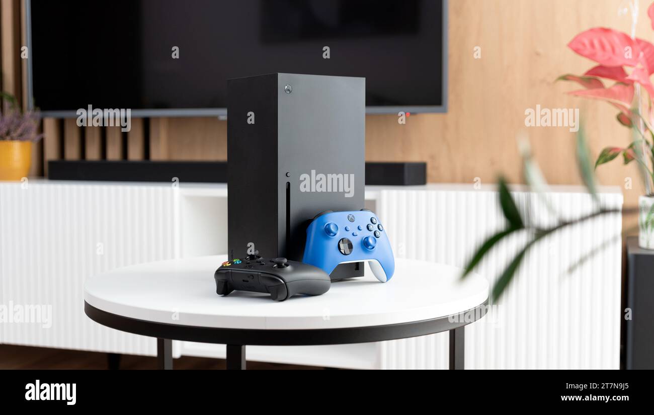 Wroclaw, Polen – 13. November 2023: DIE XBOX Series X ist eine beliebte Spielekonsole Stockfoto