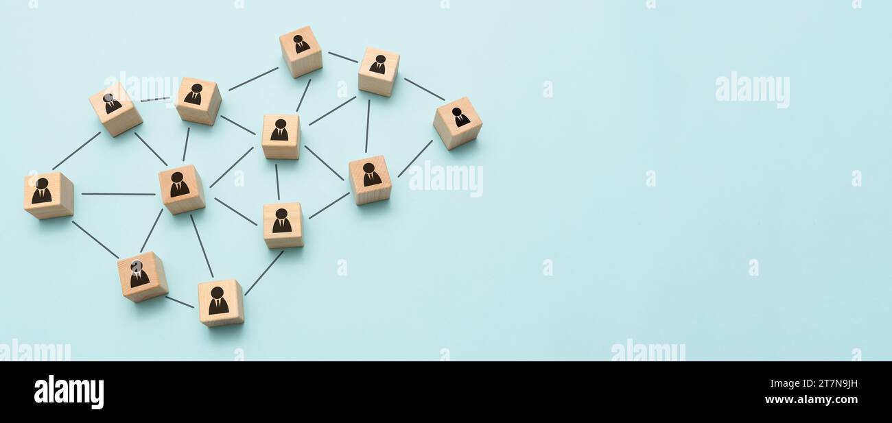 Community-, Teamwork- und Teamleiterkonzept mit Holzklötzen Stockfoto