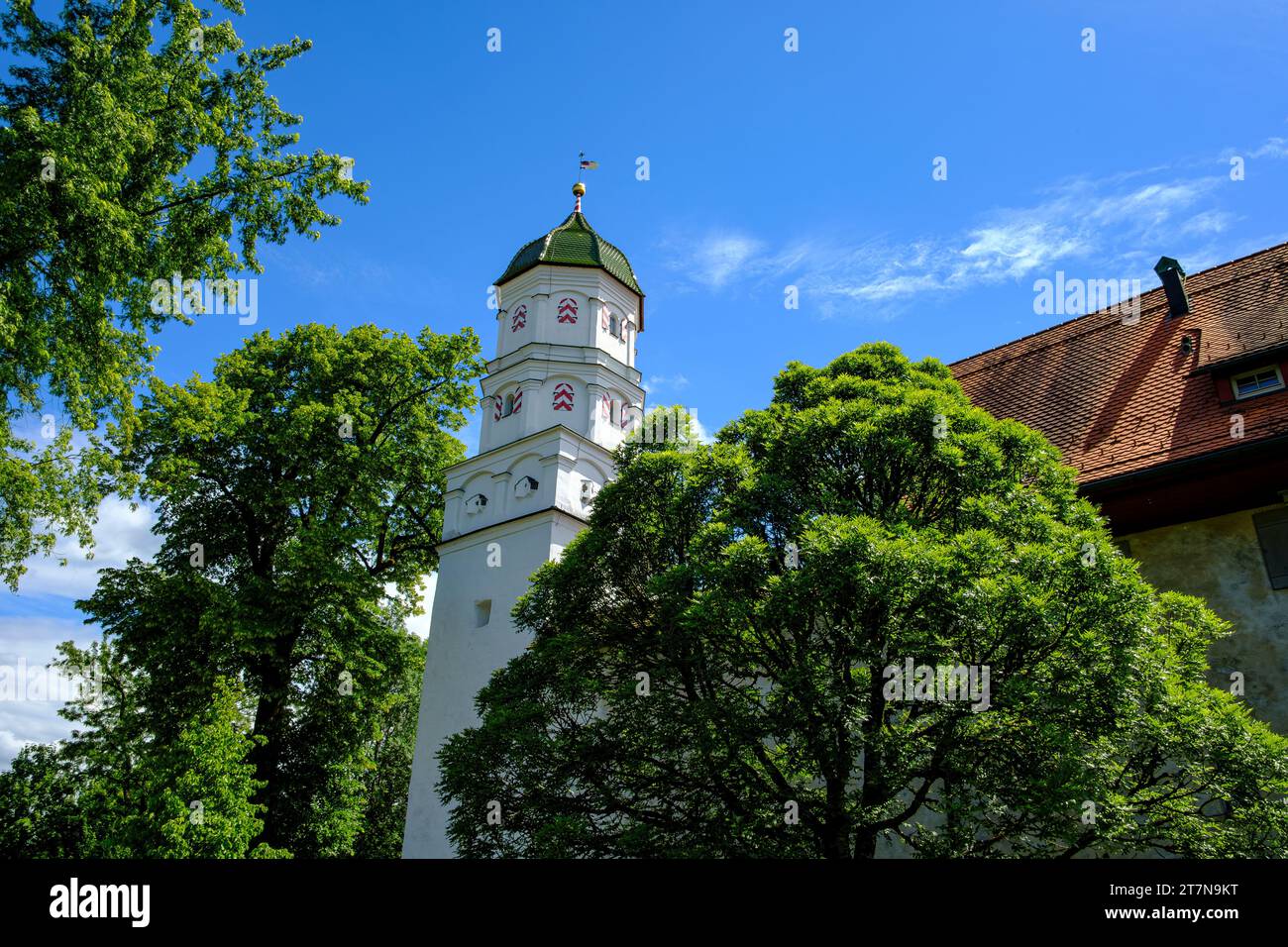Der Pulverturm, ein erhaltener Turm aus der Zeit um 1400 in der mittelalterlichen Stadtmauer der Altstadt von Wangen im Allgäu, Oberschwaben, Deutschland. Stockfoto