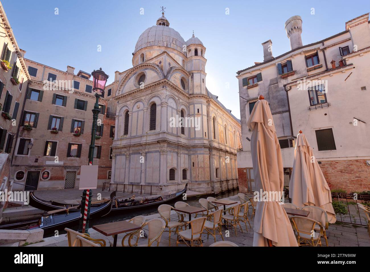Alte mittelalterliche Steinkirche Santa Maria dei Miracoli an einem sonnigen Tag. Venedig. Italien. Stockfoto