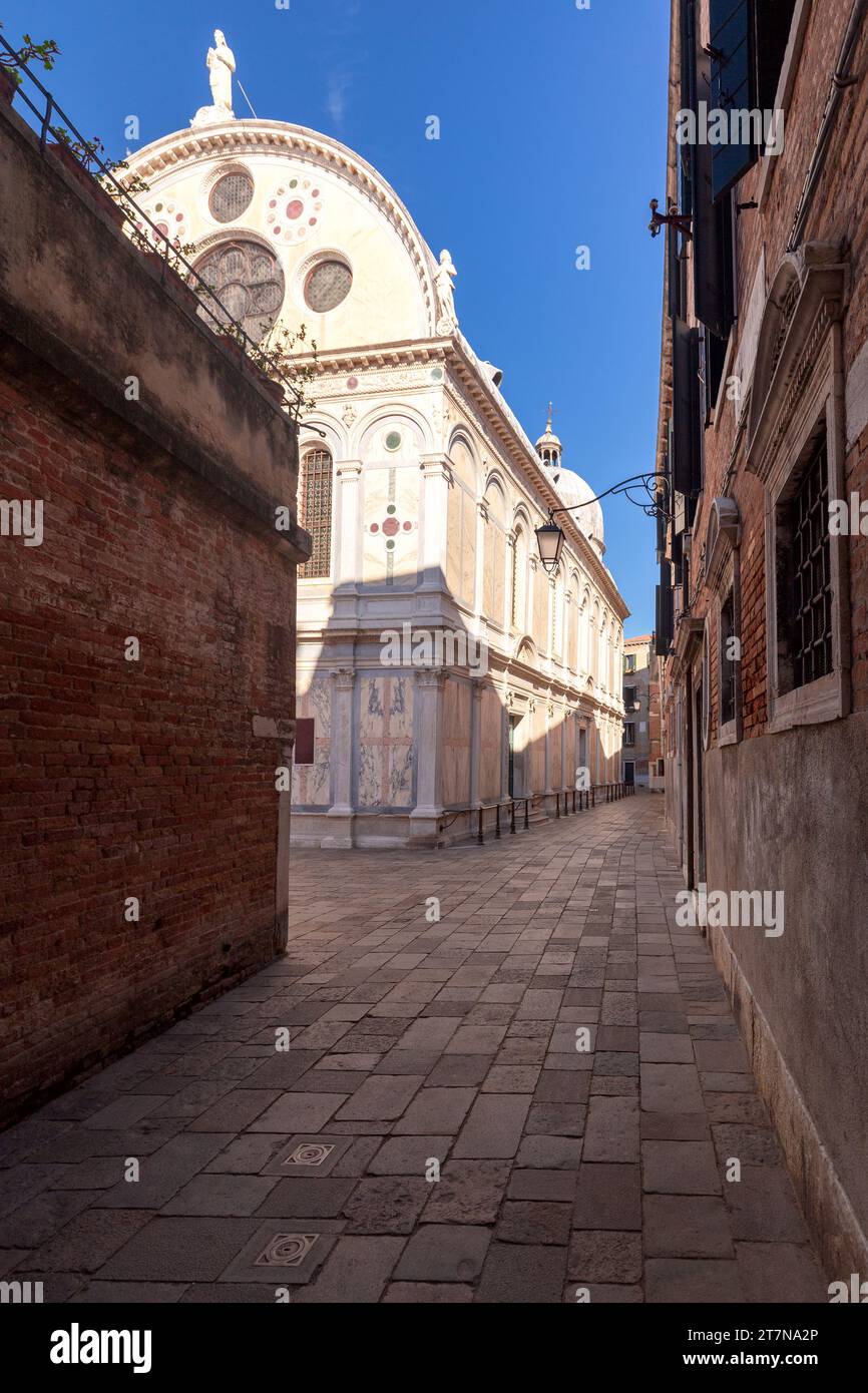 Alte mittelalterliche Steinkirche Santa Maria dei Miracoli an einem sonnigen Tag. Venedig. Italien. Stockfoto