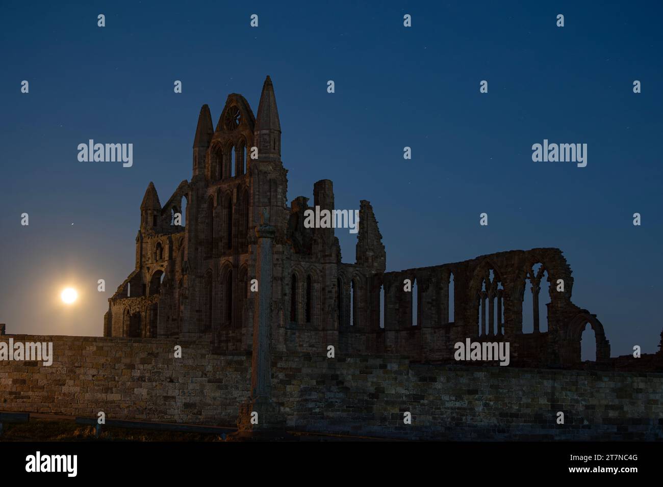 Mond Rising over Whitby Abbey, Whitby, North Yorkshire, Vereinigtes Königreich, 30. August 2023 Stockfoto