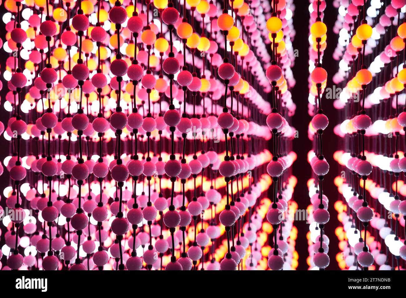 Schöne Installation von farbenfrohen Lampen Stockfoto