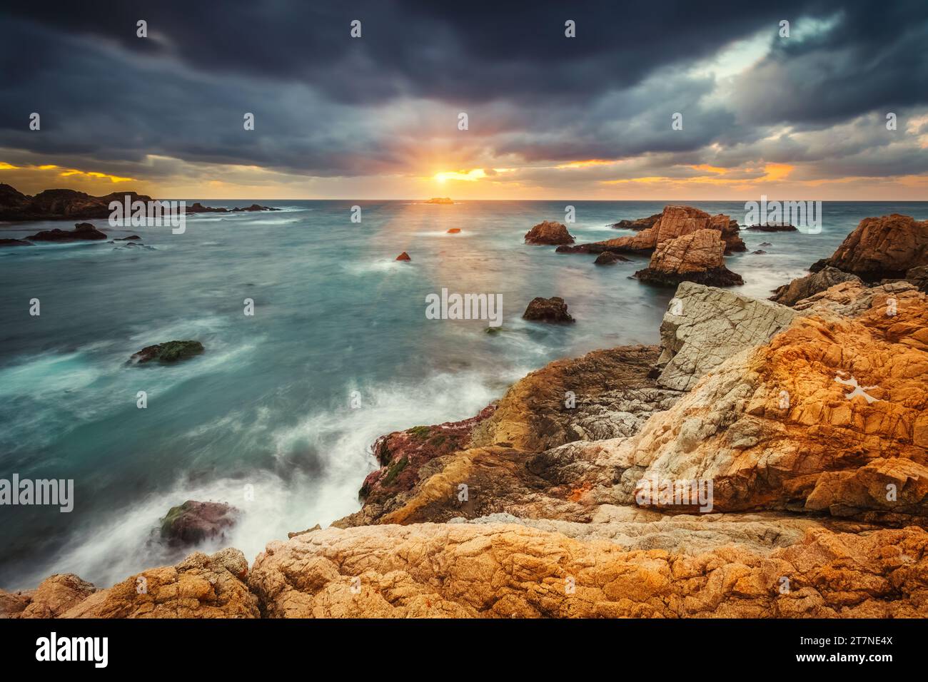 Big Sur Felsen bei Sonnenuntergang Stockfoto