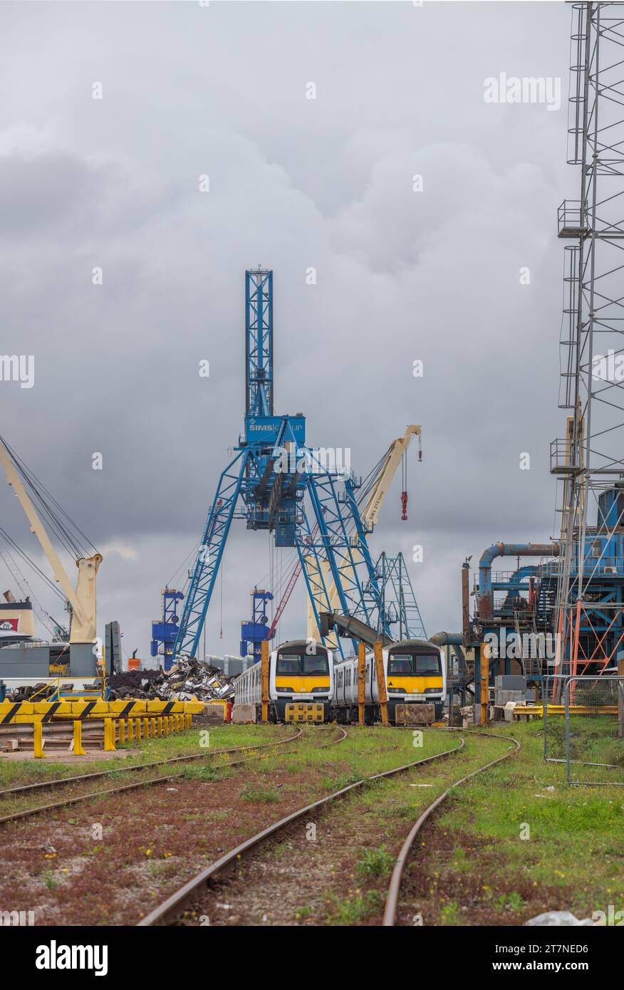 Schrottwagen der Klasse 321 warten darauf, an SIMS Metalls, Newport Docks, South Wales, Vereinigtes Königreich, zerlegt und recycelt zu werden Stockfoto