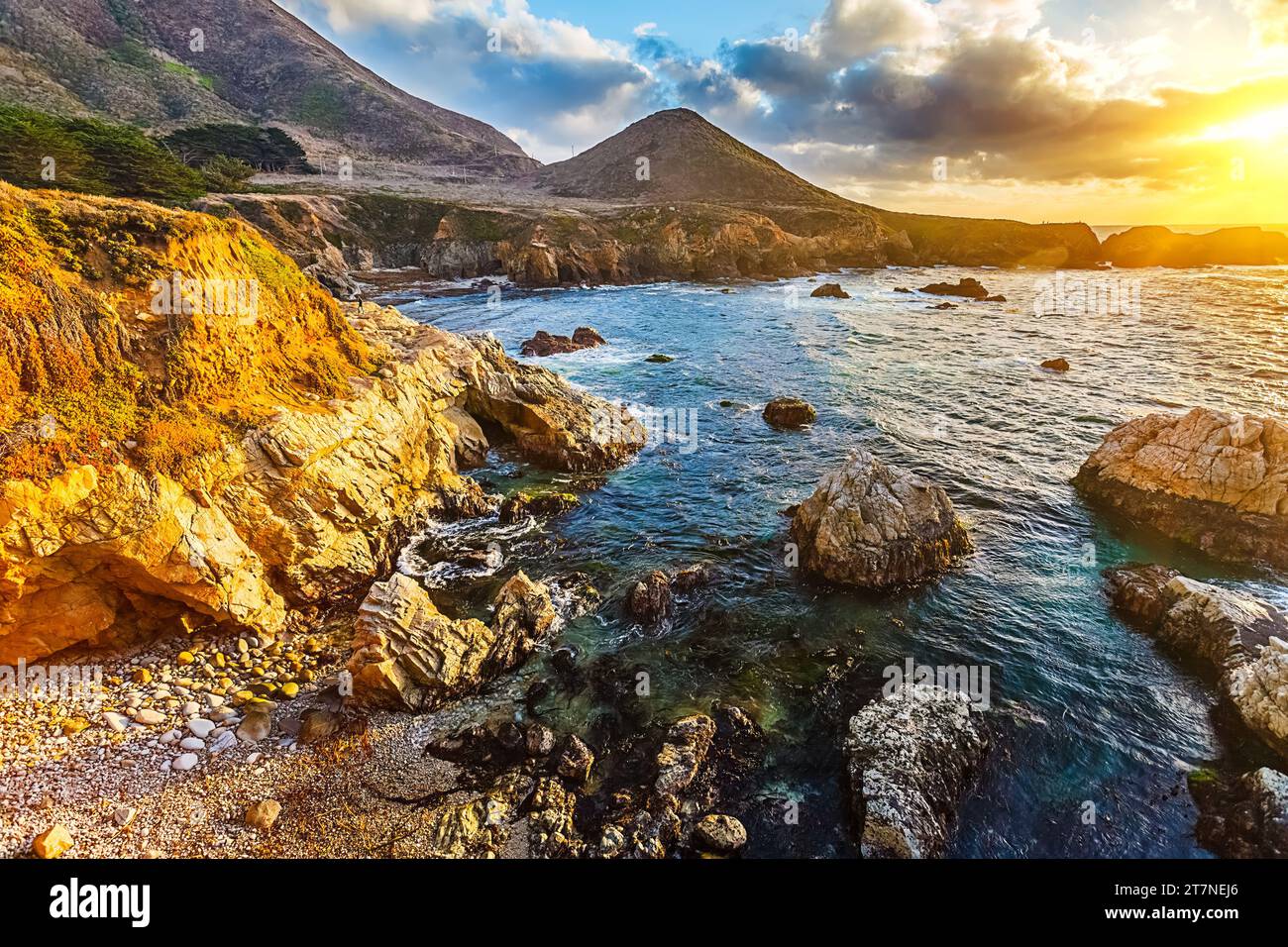 Big Sur Felsen bei Sonnenuntergang Stockfoto