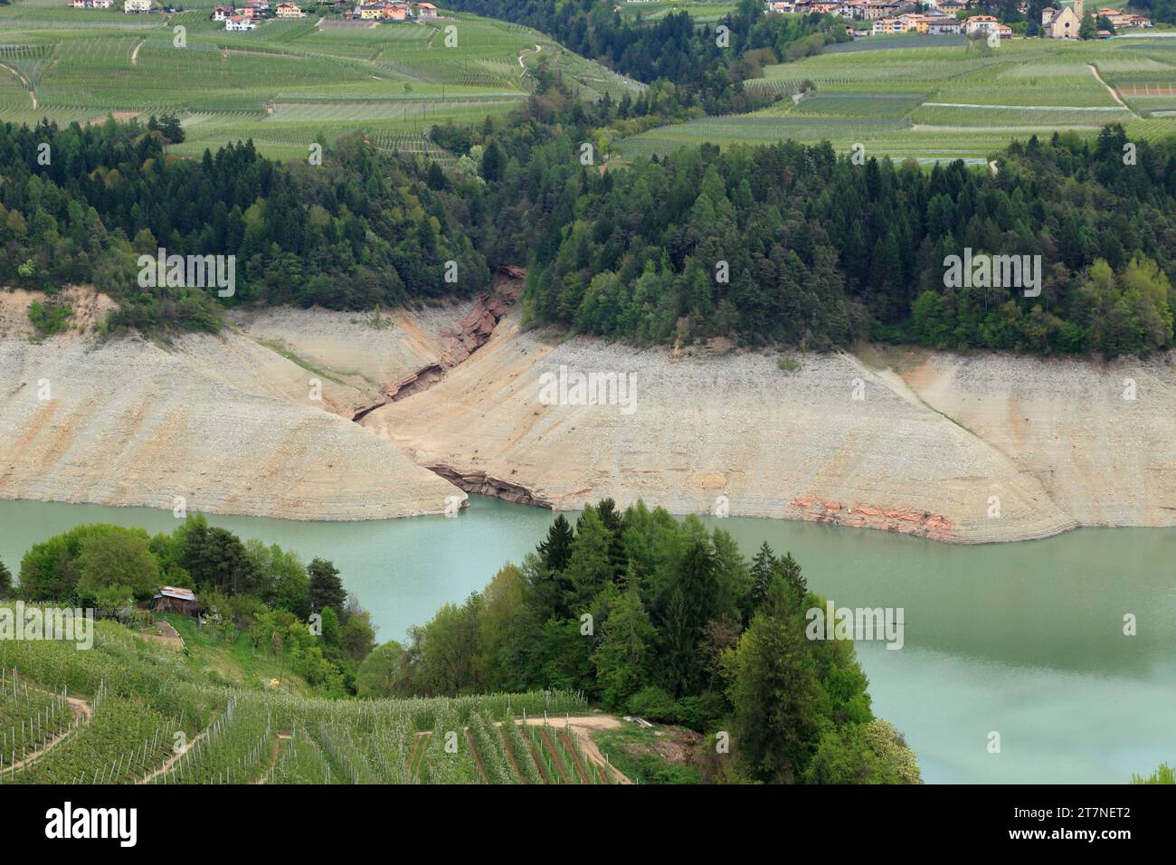 2017 Wasserknappheit am Lago di Santa Giustina, Cles, Val di Non, Trentino, Italien Stockfoto