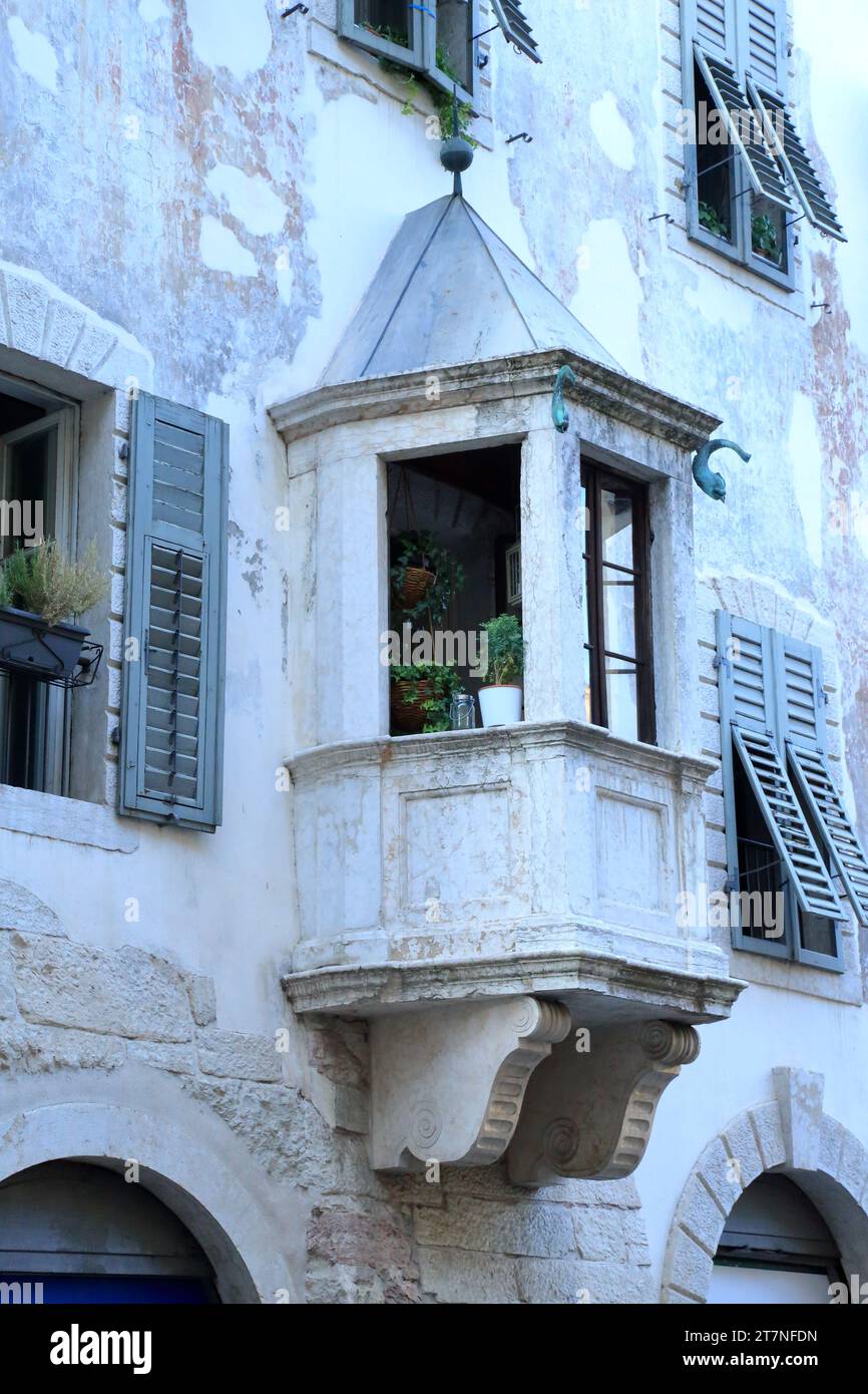 Oriel-Fenster in einem Gebäude in Trient, Italien. Erker Stockfoto