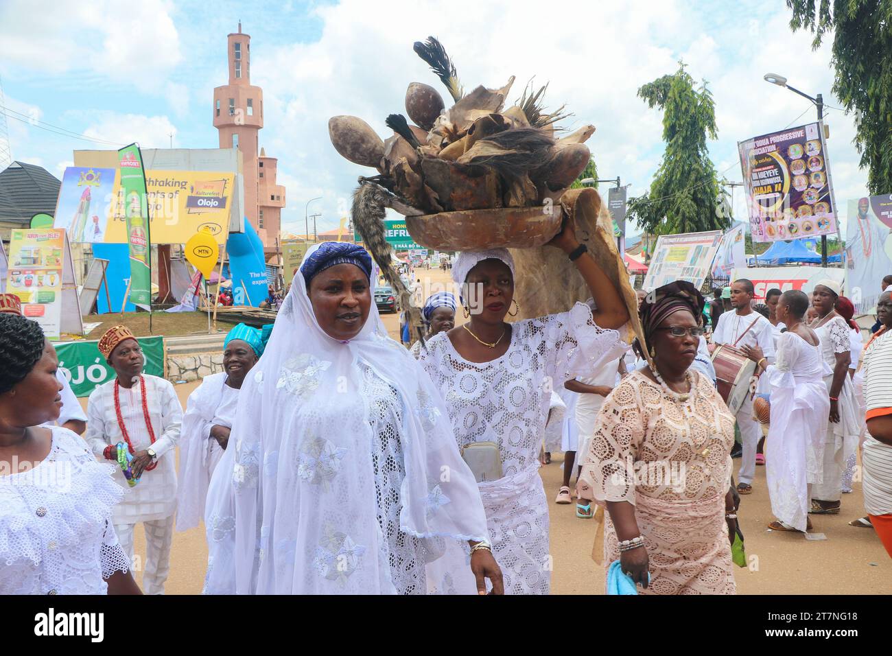 Die Besucher kommen zusammen, um das Olojo Festival in Ile-Ife im Bundesstaat Osun zu beobachten. Das Olojo-Festival ist eine Feier von Ogun, dem Gott von Eisen, und erinnert an den Abstieg von Oduduwa zur Ile-Ife, die Feier des ersten Sonnenaufgangs, des ersten Nachmittags und der ersten Nacht der Schöpfung. Das Olojo-Festival ist eines der ältesten in Afrika, das im ganzen Yoruba-Land gefeiert wird. Es feiert den Beginn des ersten Tages der Existenz auf der Erde, wo der Monarch die heilige Krone trägt, die größere Bedeutung bei der Olojo-Feier in Nigeria hat. Stockfoto